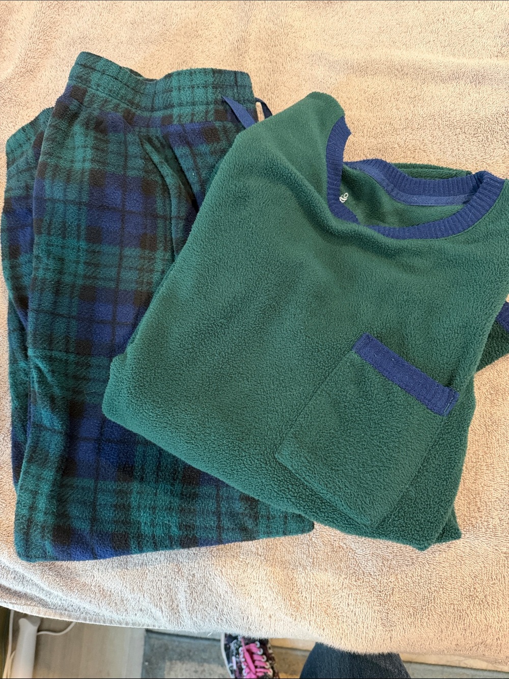 Cuddl Duds Green Fleece Crewneck Pajama/Lounge Set with Blue Trim